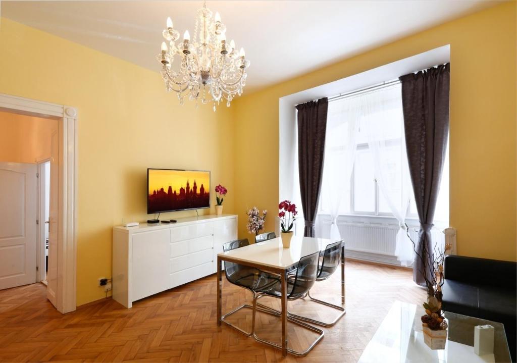 Apartment Pštrossova room 1