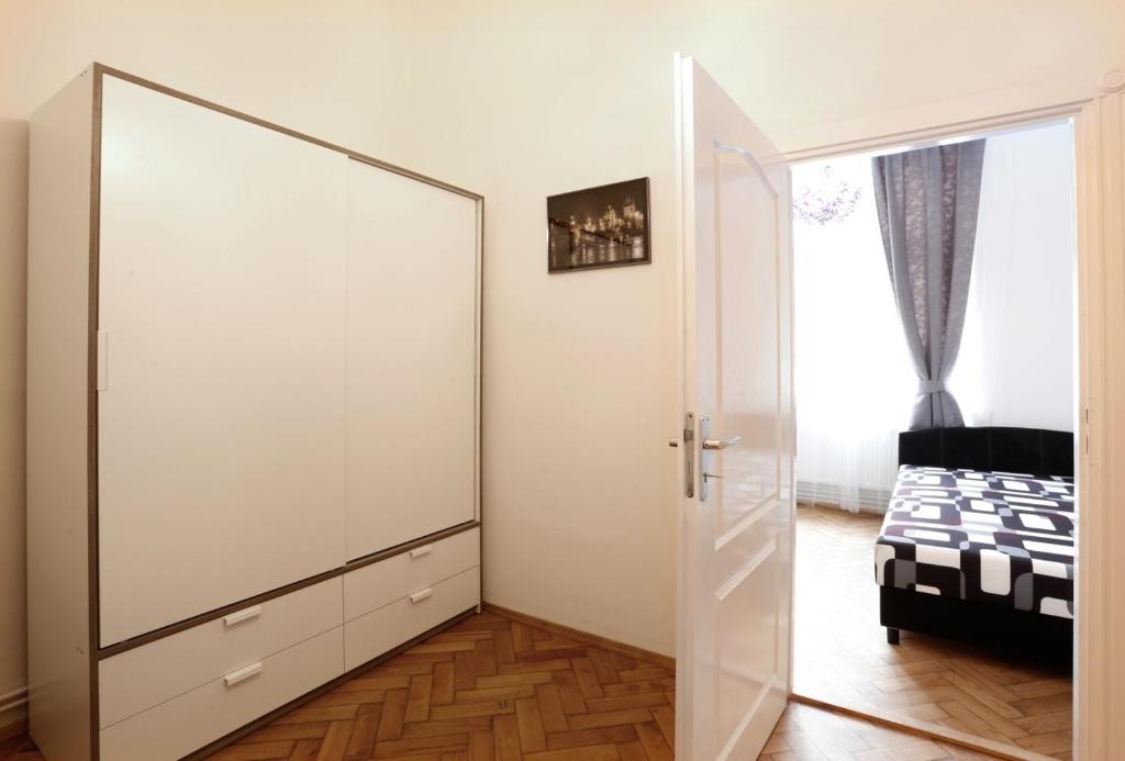 Apartment Pštrossova room 6